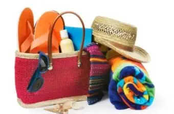 Fourre-tout cadeau avec des articles pour un mariage à la plage