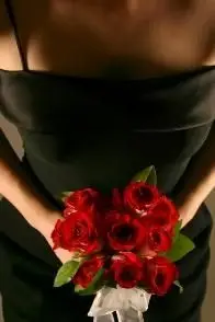 Damigella d'onore in abito nero con rose rosse