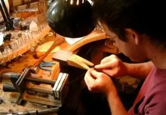 אמן תכשיטים בעבודה