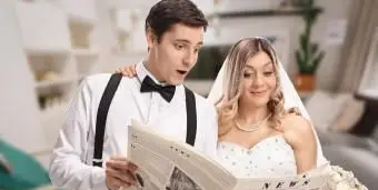 Casal recém-casado lendo jornal