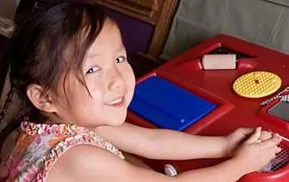 Fille utilisant la station sensorielle