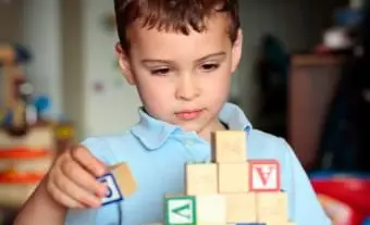 Garçon autiste construisant avec des blocs