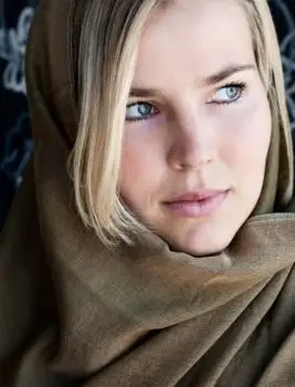 여자는 파시미나에 싸여