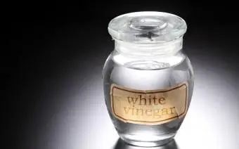 Vinagre branco no frasco na mesa