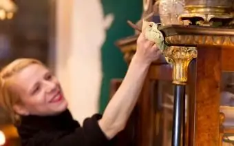 Como limpar móveis antigos de madeira como um profissional