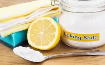 重曹、レモン、スポンジ、タオルで掃除