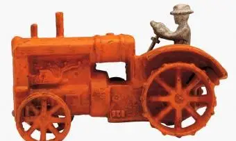 アンティークとヴィンテージのおもちゃのトラクター