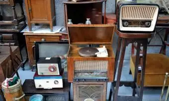 מכירת נכסים וציוד רדיו