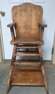 Starožitná vysoká stolička, ktorá sa zmení na dieťa