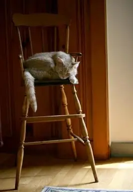 Drevená vysoká stolička