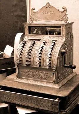 책상에 빈티지 금전 등록기