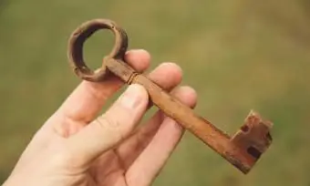 Jak czyścić antyczny metal, aby uzyskać wykończenie bez rdzy