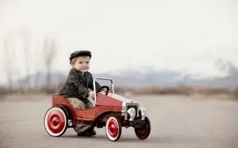 Um jovem motorista saiu para dar uma volta em seu carro de pedais.
