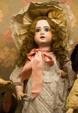 Lalka antyczna; Copyright Blackalex na Dreamstime.com