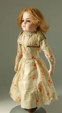 Französische Puppe aus den 1880er Jahren mit roten Haaren