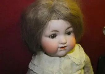 Wie man antike Puppen und ihre Werte erkennt