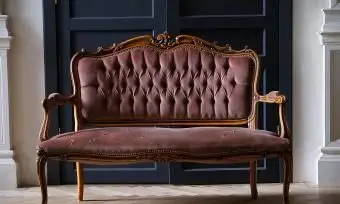 Un vieux canapé antique