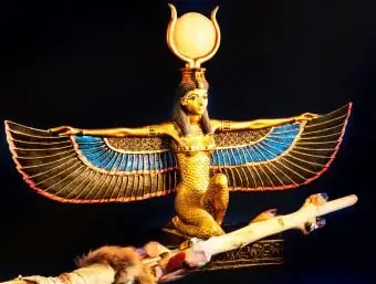 האלה המצרית איזיס כורעת על שרביט הקסמים המסורתי עשוי קוורץ