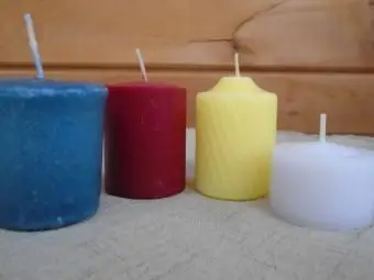 Velas votivas de cores diferentes