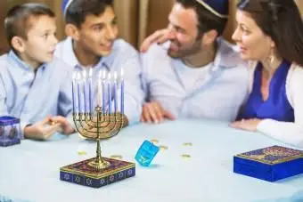 משפחה בת ארבעה נפשות שחוגגת חנוכה