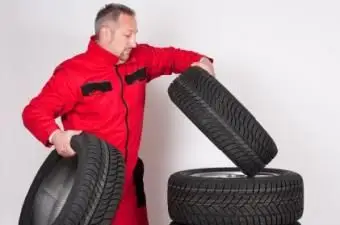 Mechaniker mit Reifen