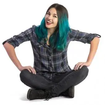 ילדת תיכון לובשת חולצה משובצת שחורה