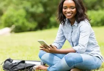 חולצת צ'מבריי עם ג'ינס לא תואם