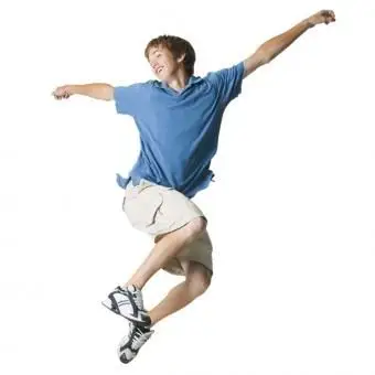 נער במכנסיים קצרים שזופים וחולצה כחולה