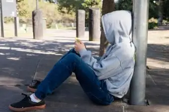 נער לובש קפוצ'ון עם ג'ינס