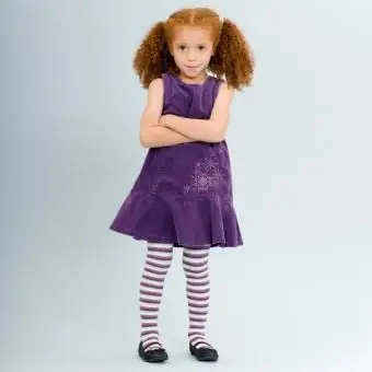 ילדה לובשת גרביונים מפוספסים סגולים