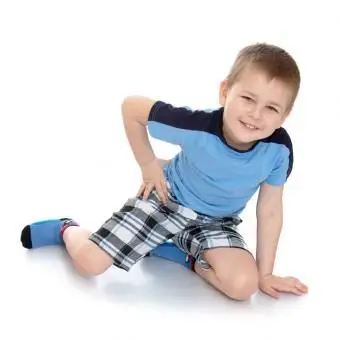 מכנסיים קצרים משובצים עם טי תואמת