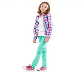 ילדה בסקיני ג'ינס עם עליונית משובצת