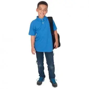 מכנסי ג'ינס ופולו לבני נוער צעירים