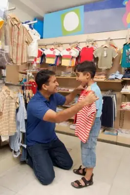 otec a syn nakupujú oblečenie