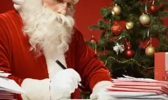 クリスマスの手紙に答えるサンタクロース