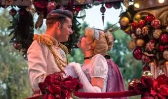Prince Charming und Cinderella auf Umzugswagen