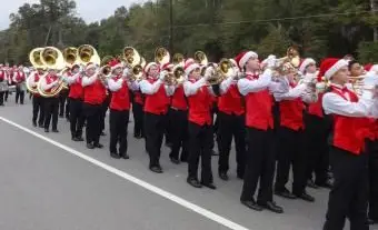 Band spielt bei der Weihnachtsparade