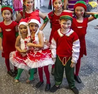 Kinder in Elfenkostümen