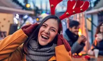 Frau mit Rentiergeweih auf dem Kopf