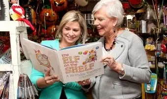 L'elfe sur l'étagère : une tradition d'anniversaire