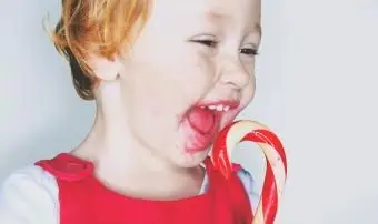 Menina comendo bengala