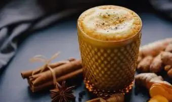 איך מכינים רום מתובל בבית בחמישה שלבים קלים