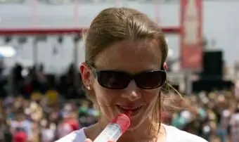 mulher bebendo uma dose de gelatina de uma seringa