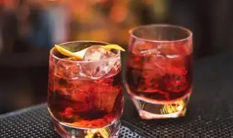 dva negroni koktaily