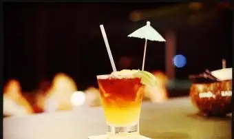 Klasický rumový dáždnikový kokteil