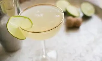 Klasické daiquiri v koktailovom pohári