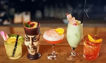 Nápoje Tiki zoradené v bare