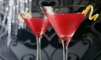 2つのコスモポリタンカクテルドリンク