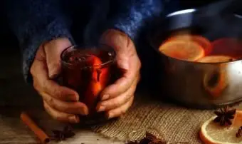 휴일을 따뜻하게하는 17 가지 뜨거운 크리스마스 음료 레시피