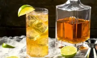 Rum temperado servido em copo alto